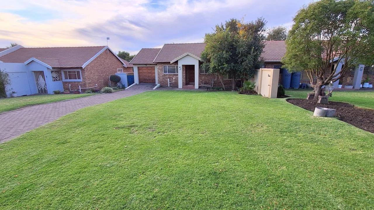 3 Bedroom Townhouse for sale in Secunda Central
