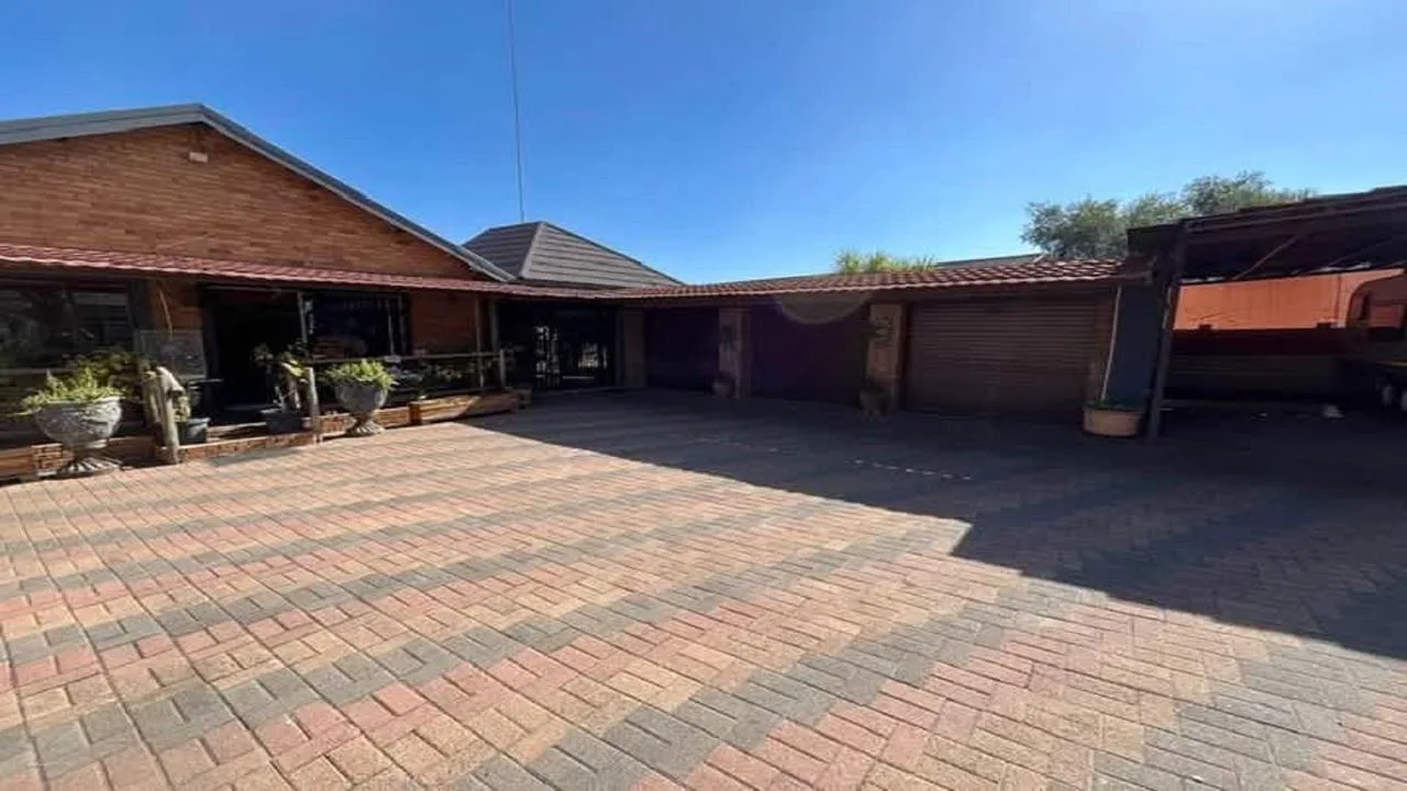 6 Bedroom House for sale in Vaalpark