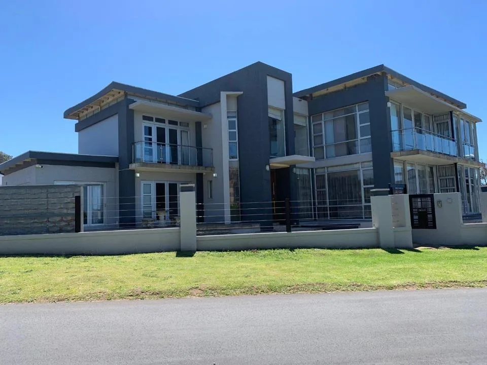 7 Bedroom House for sale in Gonubie