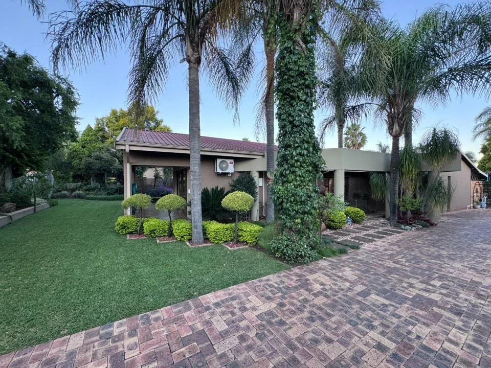 5 Bedroom House for sale in Huttenheights