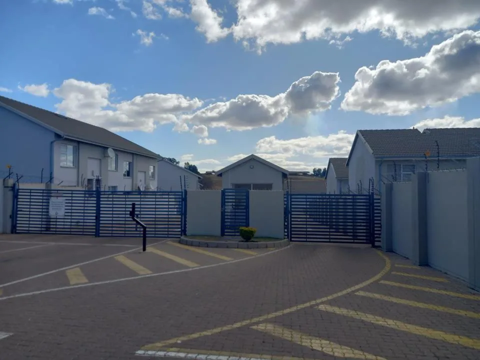 3 Bedroom Townhouse for sale in Die Heuwel