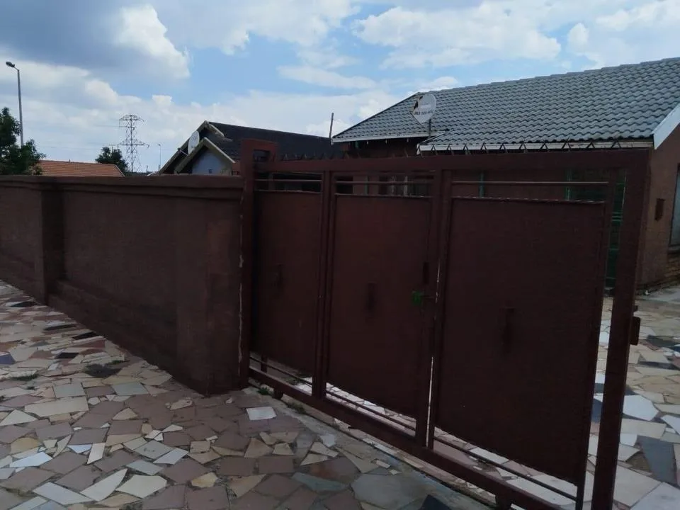 3 Bedroom House for sale in Daveyton