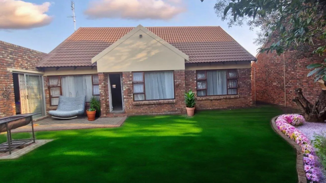 5 Bedroom Townhouse for sale in Langenhovenpark