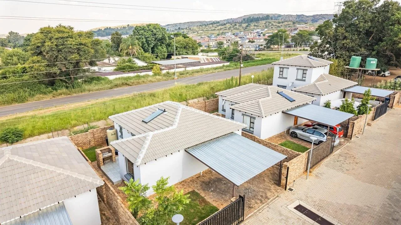 3 Bedroom Townhouse for sale in Chantelle