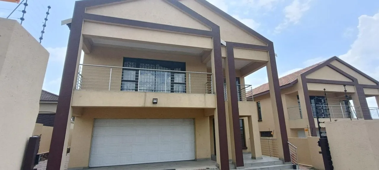 4 Bedroom Townhouse to rent in Model Park