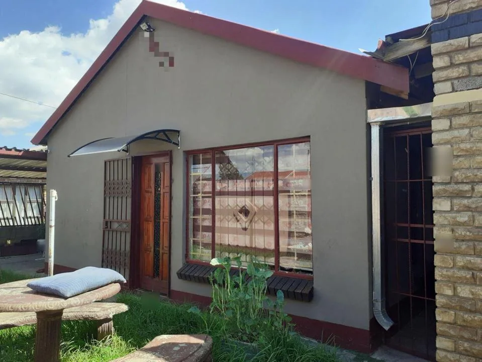 6 Bedroom House for sale in Selosesha
