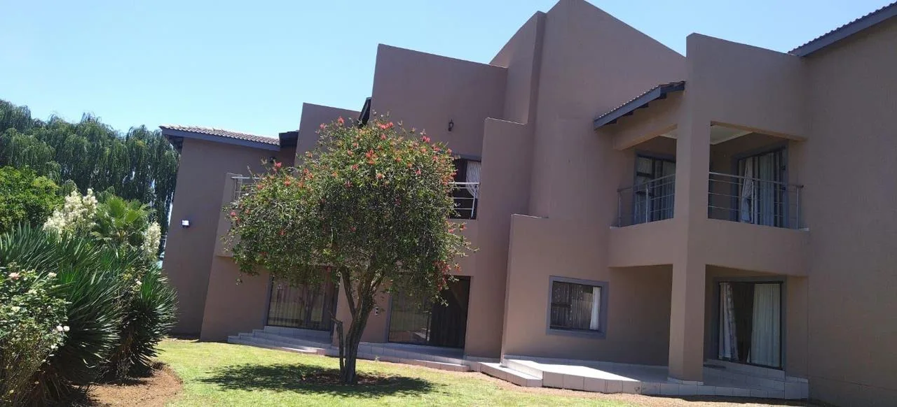 8 Bedroom House for sale in Three Rivers East