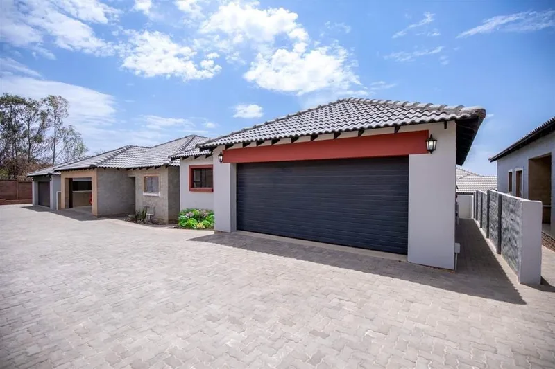 3 Bedroom Townhouse for sale in Heatherview