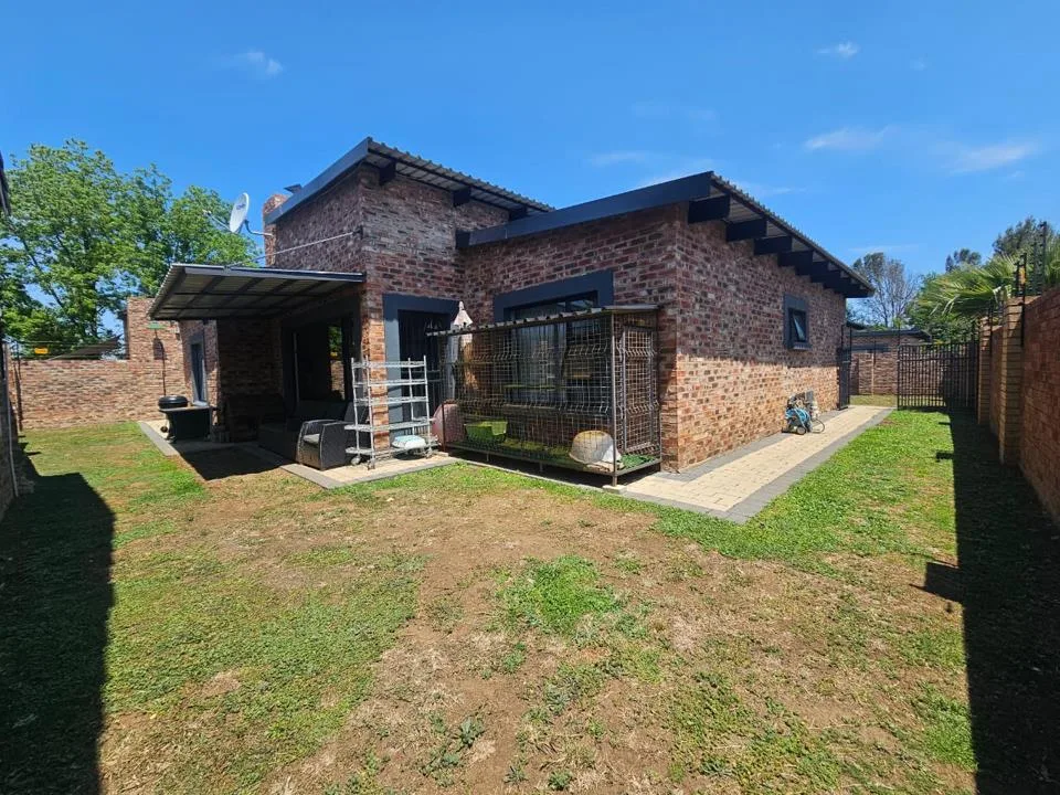 3 Bedroom House for sale in Van Der Hoff Park
