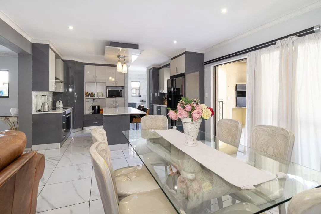 5 Bedroom House for sale in Estate D' Afrique