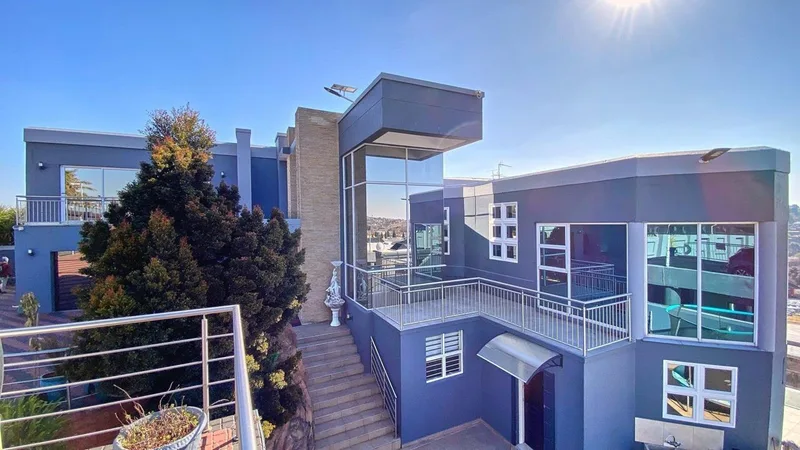 6 Bedroom House for sale in Bassonia
