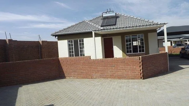 2 Bedroom Townhouse to rent in Rooihuiskraal