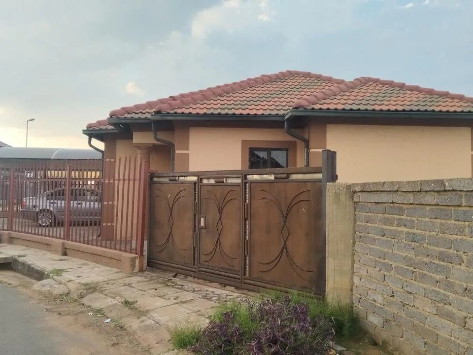 2 Bedroom House for sale in Vanderbijlpark CE7