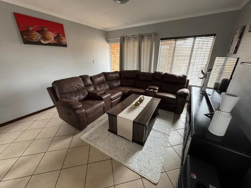 2 Bedroom Townhouse for sale in Glen Marais