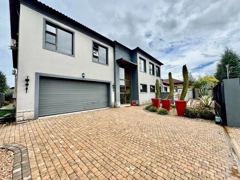 5 Bedroom House for sale in Tuscany Ridge