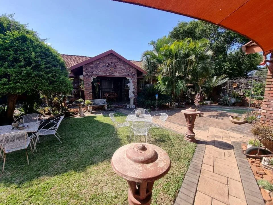 3 Bedroom House for sale in Oos Einde