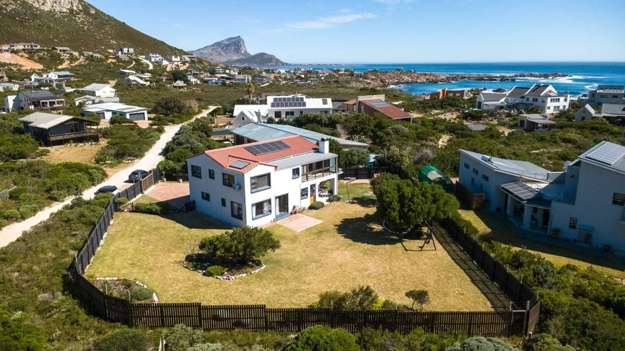 4 Bedroom House for sale in Rooi Els