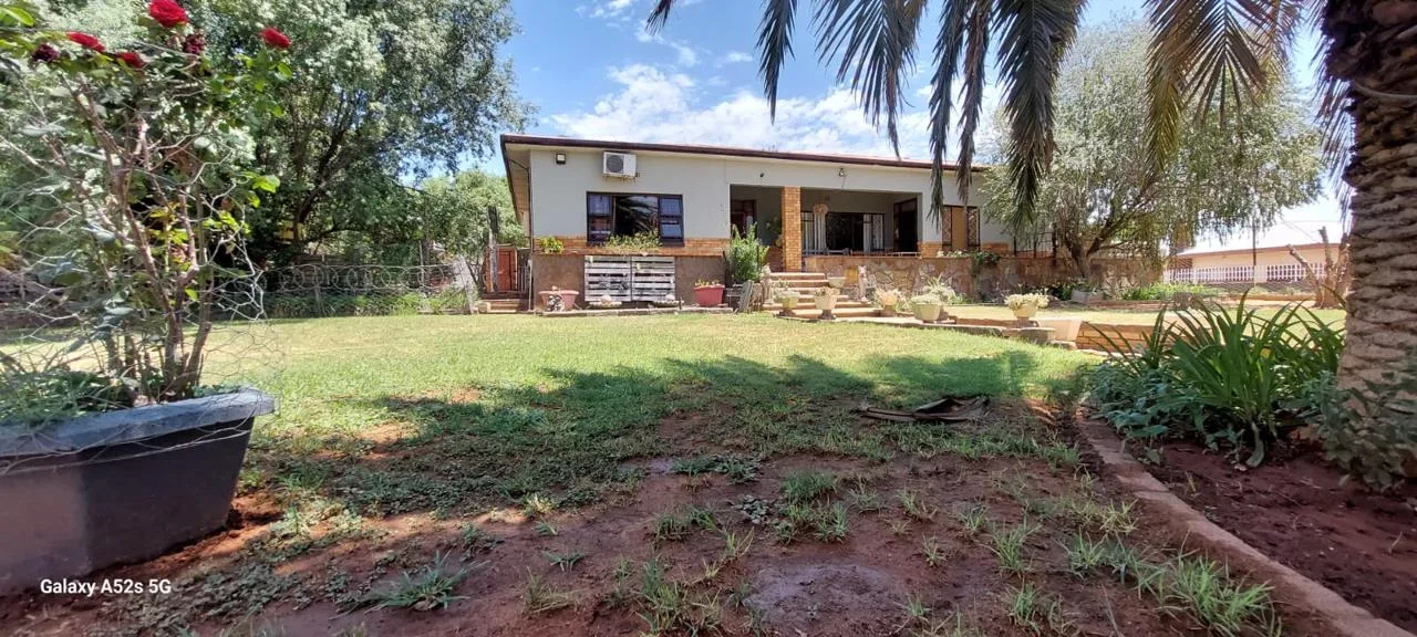 8 Bedroom House for sale in Barkly West