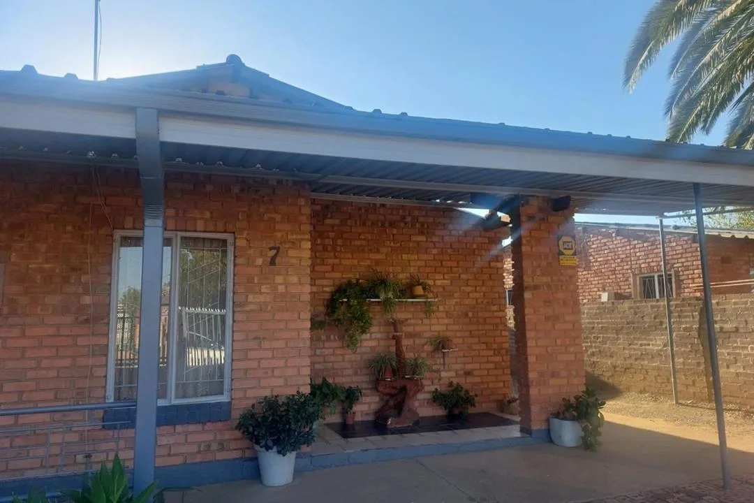 2 Bedroom House for sale in Roodepan