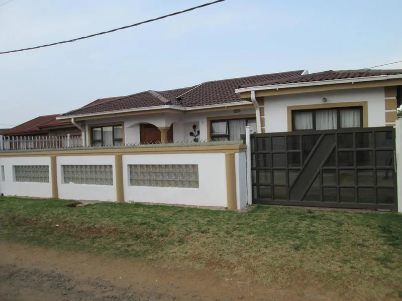 4 Bedroom House for sale in Phuthaditjhaba