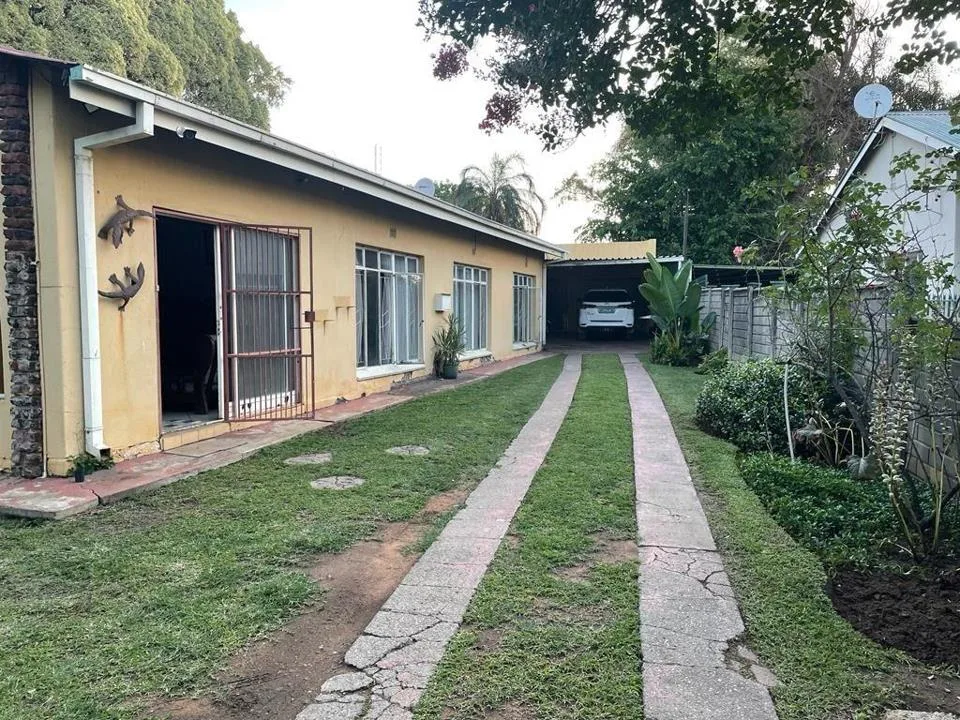 5 Bedroom House for sale in Oos Einde