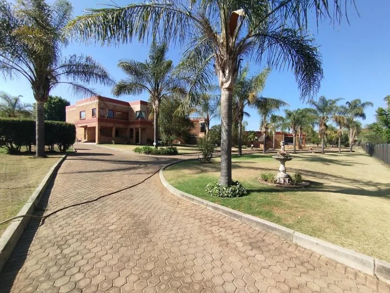 8 Bedroom House for sale in Randjesfontein AH