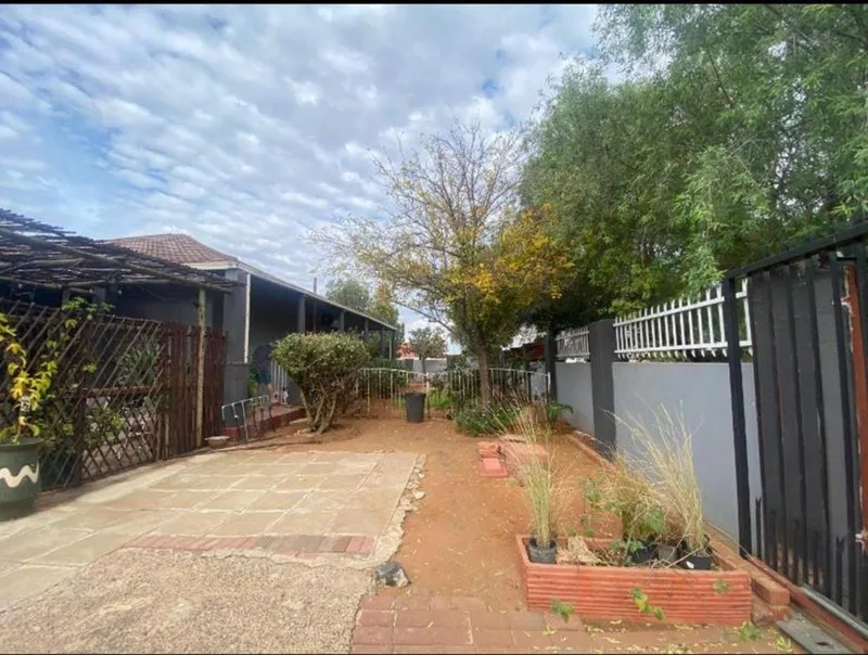 3 Bedroom House for sale in Beaconsfield