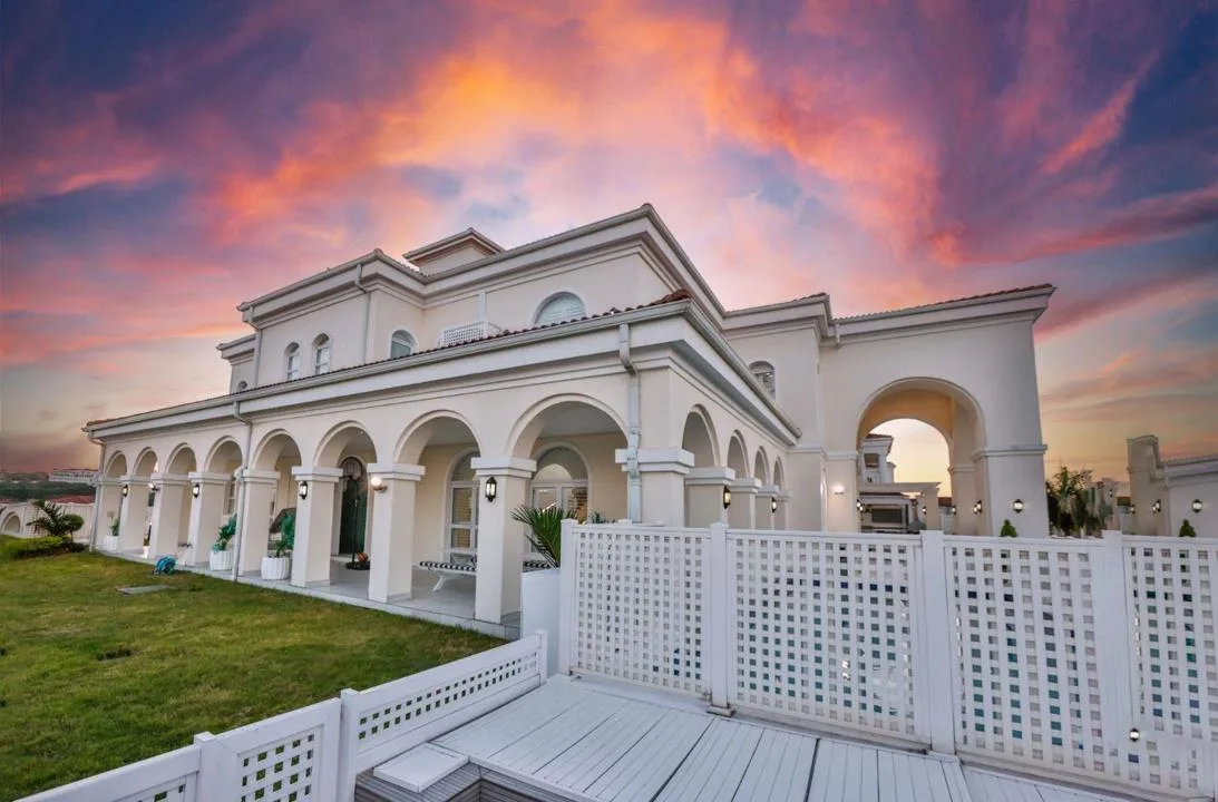 4 Bedroom House for sale in La Lucia