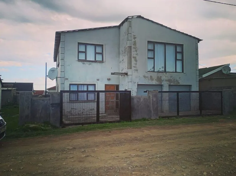 5 Bedroom House for sale in Scenery Park