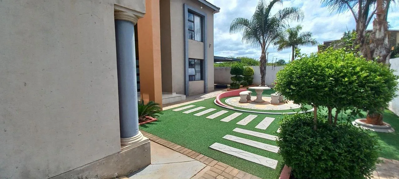 5 Bedroom House for sale in Chroompark