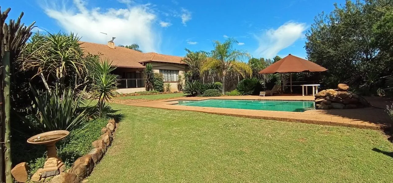 4 Bedroom House for sale in Zwavelpoort AH