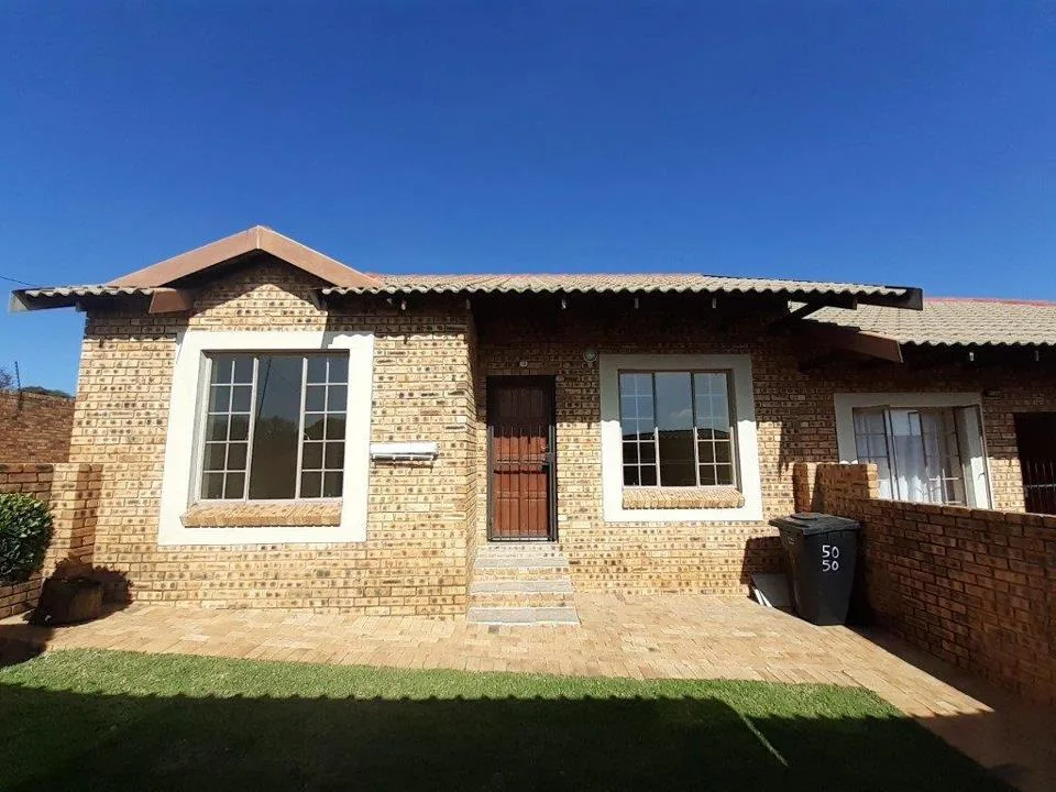 2 Bedroom Townhouse to rent in Honeydew Manor
