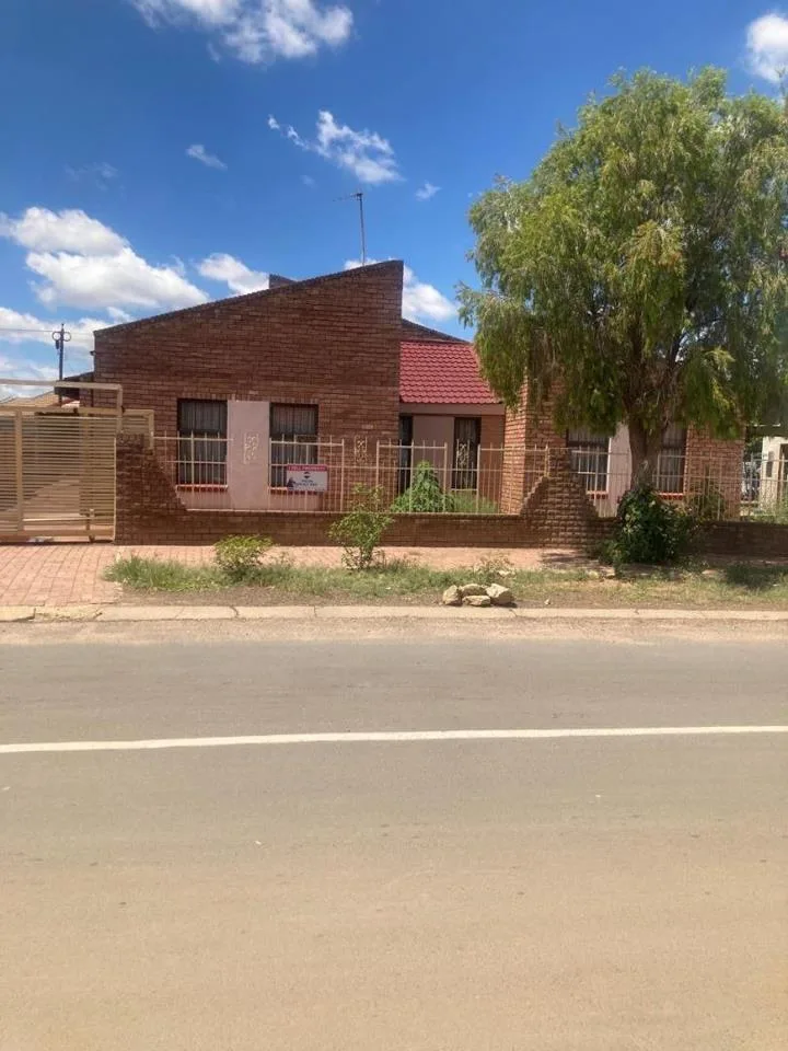 4 Bedroom House for sale in Mmabatho Unit 8