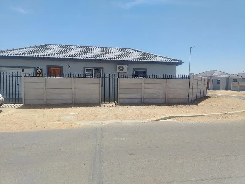 2 Bedroom House for sale in Groenheuwel