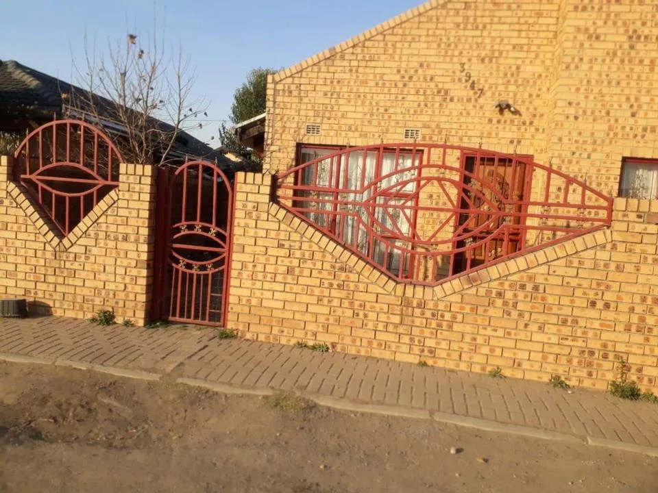 3 Bedroom House for sale in Embalenhle