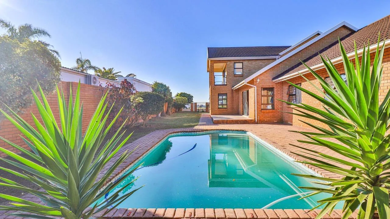 6 Bedroom House for sale in Summerstrand