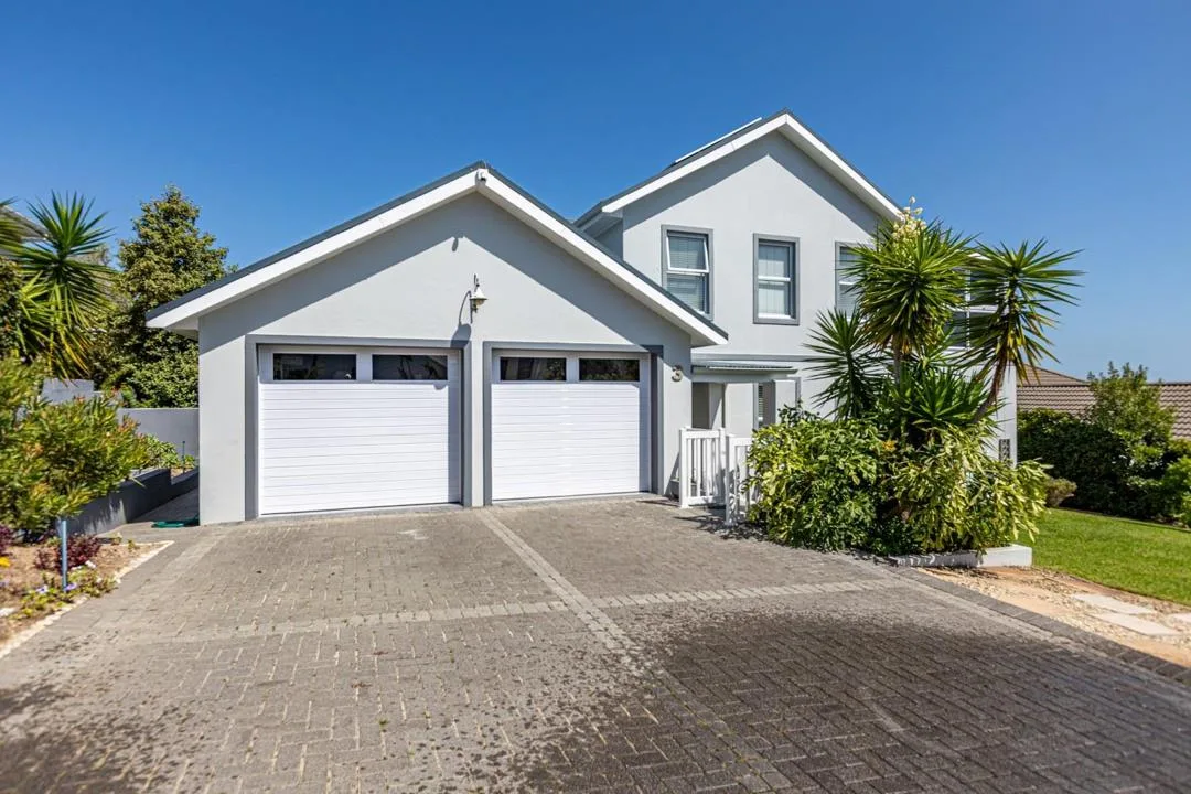 3 Bedroom House for sale in Hemel en Aarde Estate