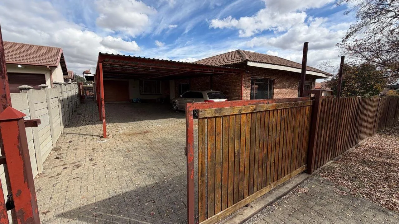 3 Bedroom House for sale in Kosmos Park