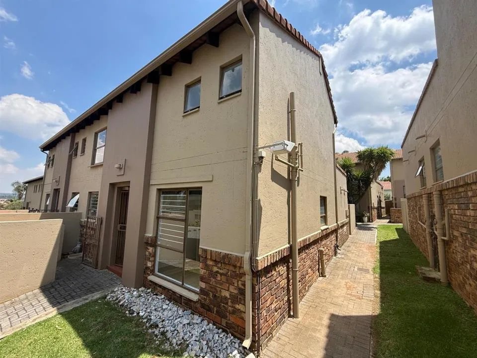 3 Bedroom Townhouse for sale in Dowerglen Ext 4