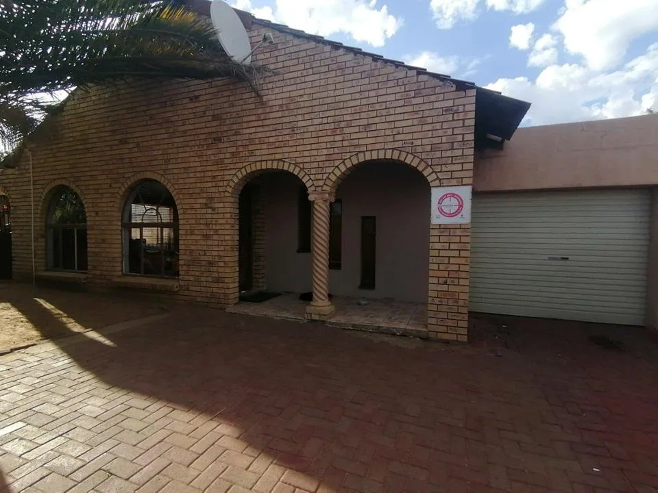 4 Bedroom House for sale in Rykmanshoogte
