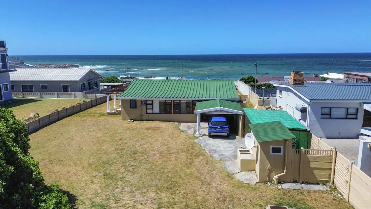 2 Bedroom House for sale in Kleinbaai