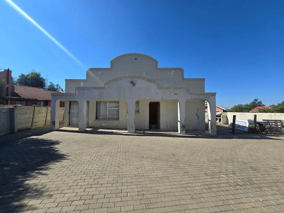5 Bedroom House for sale in Lourierpark