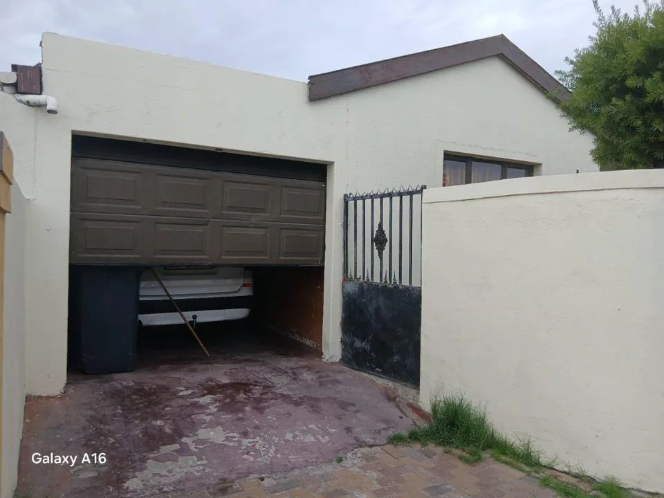 5 Bedroom House for sale in Philippi