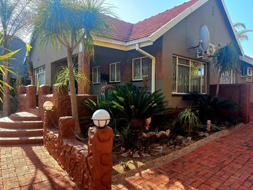 4 Bedroom House for sale in Roosheuwel