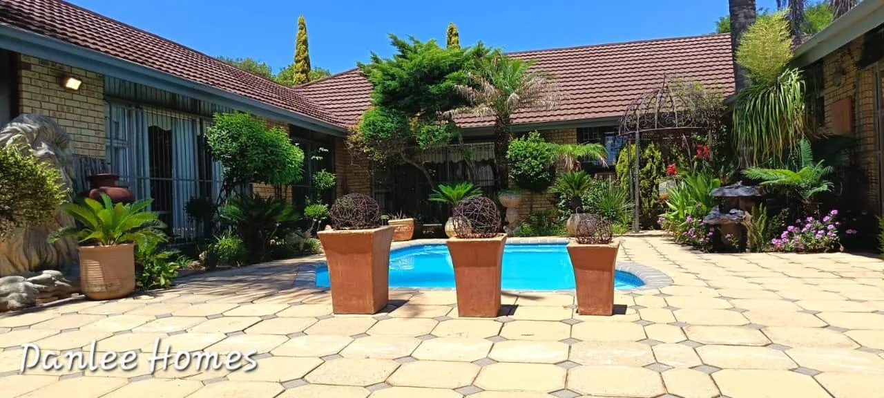 4 Bedroom House for sale in Hospitaalpark