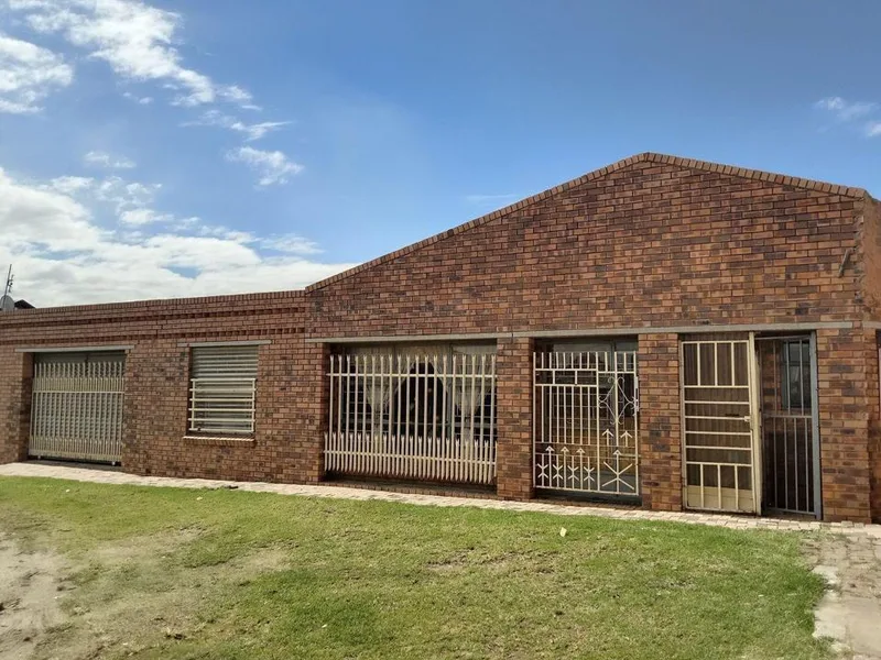 3 Bedroom House for sale in Embalenhle
