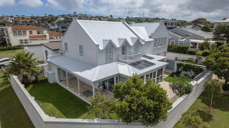 5 Bedroom House for sale in Bowtie