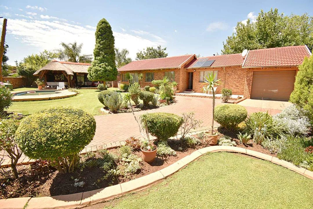 3 Bedroom House for sale in Crystal Park