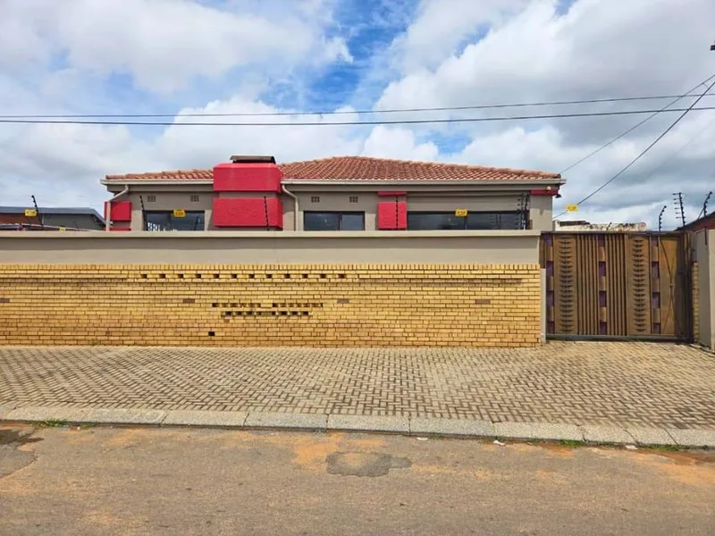 3 Bedroom House for sale in Orlando East