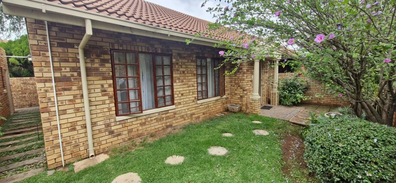 2 Bedroom Townhouse for sale in Langenhovenpark